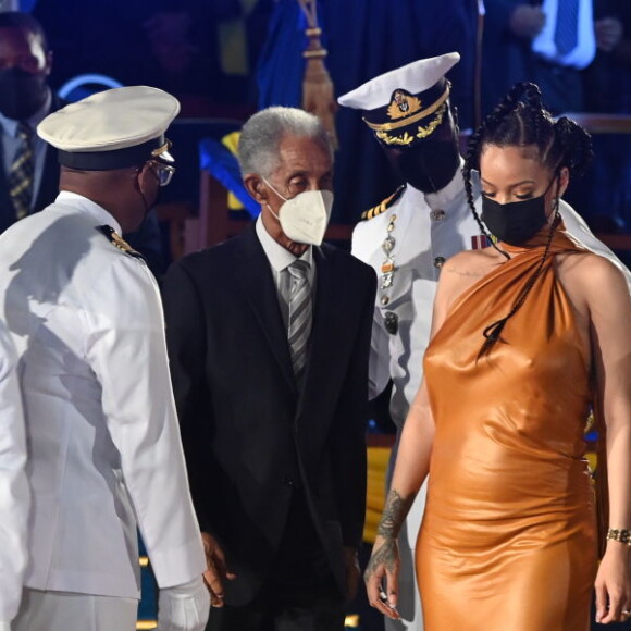 Rihanna compareceu a um evento em Barbados e a barriga marcada no vestido despertou boatos de gravidez