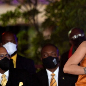 Rihanna grávida? A cantora escondeu a barriga em alguns momentos durante evento