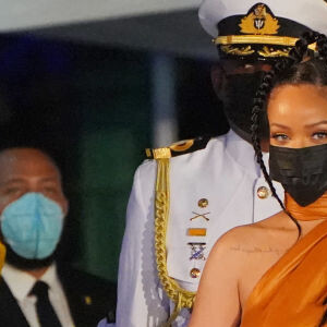 Rihanna grávida? A cantora posou com a mão na barriga em cerimônia