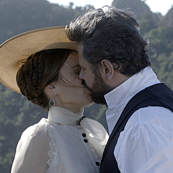 Na novela 'Nos Tempos do Imperador', Pedro (Selton Mello) faz sexo com Luísa (Mariana Ximenes) no capítulo de terça-feira, 14 de dezembro de 2021