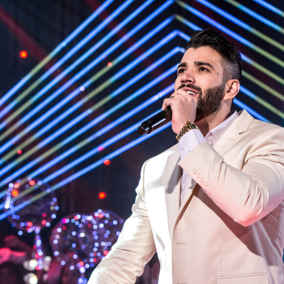 Gusttavo Lima gosta de interagir com fãs e já chegou a arremessar colar de R$ 100 mil do palco