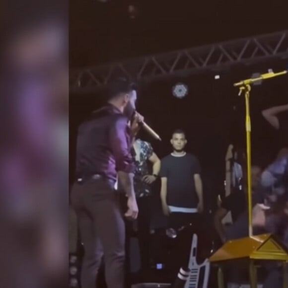 Ao chegar no palco do show de Gusttavo Lima, a fã pediu por sua camisa