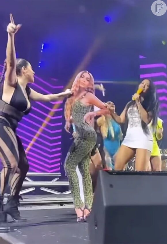 Anitta deu um jeito de comparecer à 'Farofa da GKay'