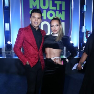 Namorada do cantor Tierry, Gabi Martins usou look com barriga de fora