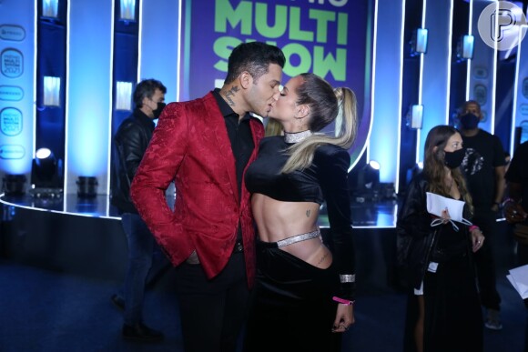 Gabi Martins beijou o namorado, Tierry, durante premiação