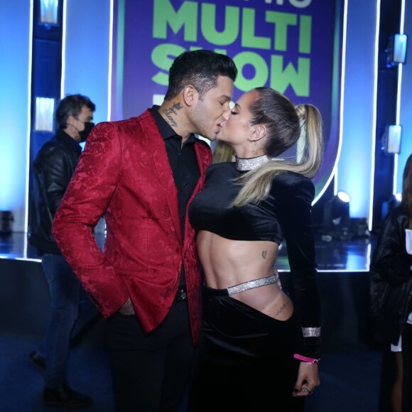 Gabi Martins beijou o namorado, Tierry, durante premiação