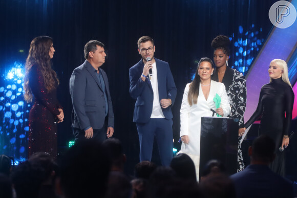 Marília Mendonça foi homenageada no Prêmio Multishow e família recebeu troféu