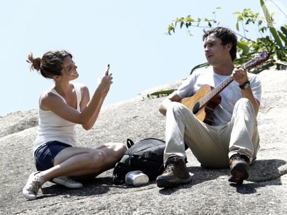 Sergio Guizé gravou uma cena onde faz uma serenata para a personagem Laura, vivida por Nathalia Dill