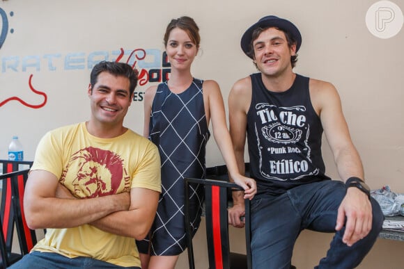 Sergio Guizé recebeu Nathalia Dill e Thiago Lacerda num ensaio de sua banda, 'Tio Che'