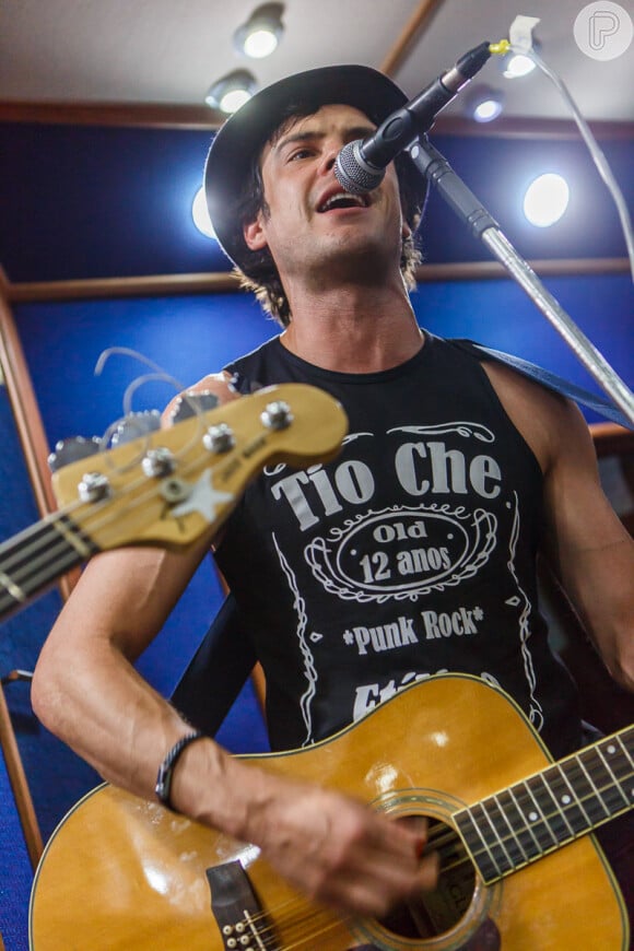 Sergio Guizé, que é vocalista da banda, compôs uma música para o seu personagem, Caíque, em 'Alto Astral'