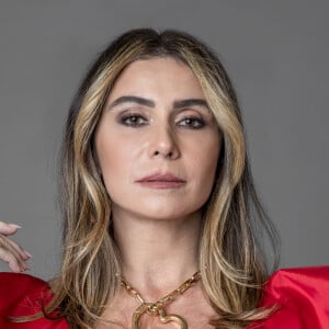 Paula (Giovanna Antonelli) organiza jantar em sua casa, mas dá 'piti' com as filhas de Neném (Vladimir Brichta) na novela 'Quanto Mais Vida, Melhor!'