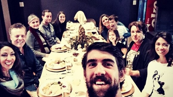 Michael Phelps deixa clínica de reabilitação e curte jantar ao lado da família