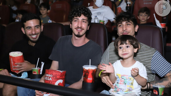 Johnny Massaro, o namorado, João Pedro Accioly, o irmão, Gian, e o sobrinho, Ravi, assistiram pré-estreia do filme 'Turma da Mônica: Lições'