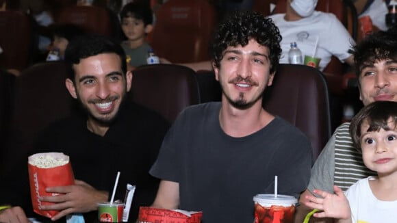 Johnny Massaro leva namorado, irmão e sobrinho à pré-estreia de filme da 'Turma da Mônica'