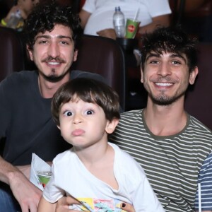Johnny Massaro posa com o irmão, Gian, e o sobrinho, Ravi, na pré-estreia do filme 'Turma da Mônica: Lições'