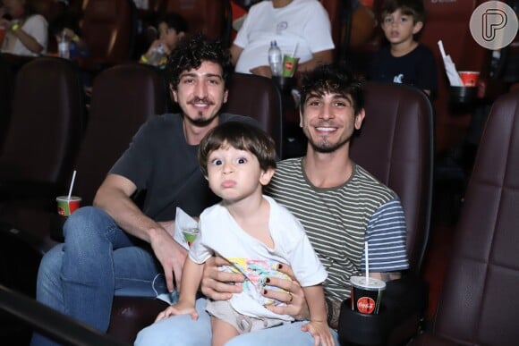 Johnny Massaro posa com o irmão, Gian, e o sobrinho, Ravi, na pré-estreia do filme 'Turma da Mônica: Lições'