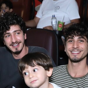 Johnny Massaro foi com o irmão, Gian, e o sobrinho, Ravi, na pré-estreia do filme 'Turma da Mônica: Lições'