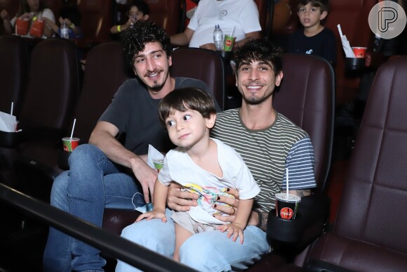 Johnny Massaro foi com o irmão, Gian, e o sobrinho, Ravi, na pré-estreia do filme 'Turma da Mônica: Lições'
