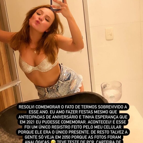 Larissa Manoela mostrou uma foto da festa, que teve os celulares dos convidados confiscados