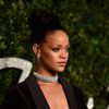 Rihanna escolhe blazer superdecotado para o British Fashion Awards, em Londres, na Inglaterra, em 1º de dezembro de 2014