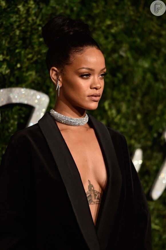 Rihanna escolhe blazer superdecotado para o British Fashion Awards, em Londres, na Inglaterra, em 1º de dezembro de 2014