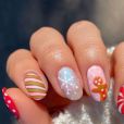 Unhas para o Natal: nail art diferente em cada dedo mistura flocos de neve e boneco de gengibre