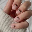 Unhas para o Natal: nail art minimalista com esmalte nude e cerejas