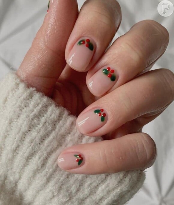 Unhas para o Natal: nail art minimalista com esmalte nude e cerejas