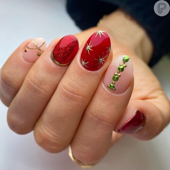 Unhas decoradas de Natal: misture texturas e elementos em dedos diferentes