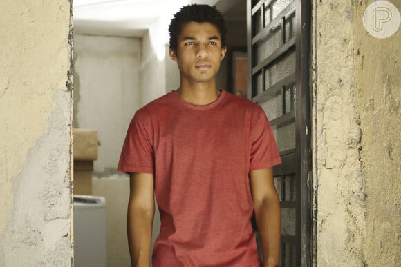 Ravi (Juan Paiva) é preso na novela 'Um Lugar ao Sol' após agredir o patrão
