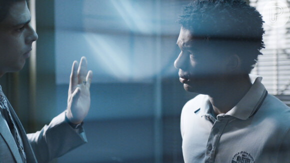 Ravi (Juan Paiva) não aceita ajuda de Christian (Cauã Reymond) na novela 'Um Lugar ao Sol'