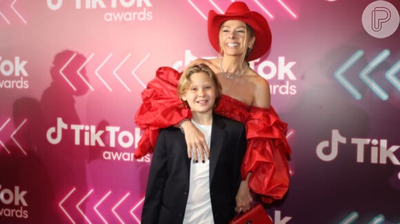 Adriane Galisteu e o filho, Vittorio, roubaram a cena no red carpet do TikTok Awards Brasil