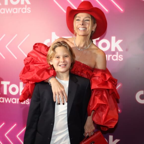 Adriane Galisteu e o filho, Vittorio, roubaram a cena no red carpet do TikTok Awards Brasil