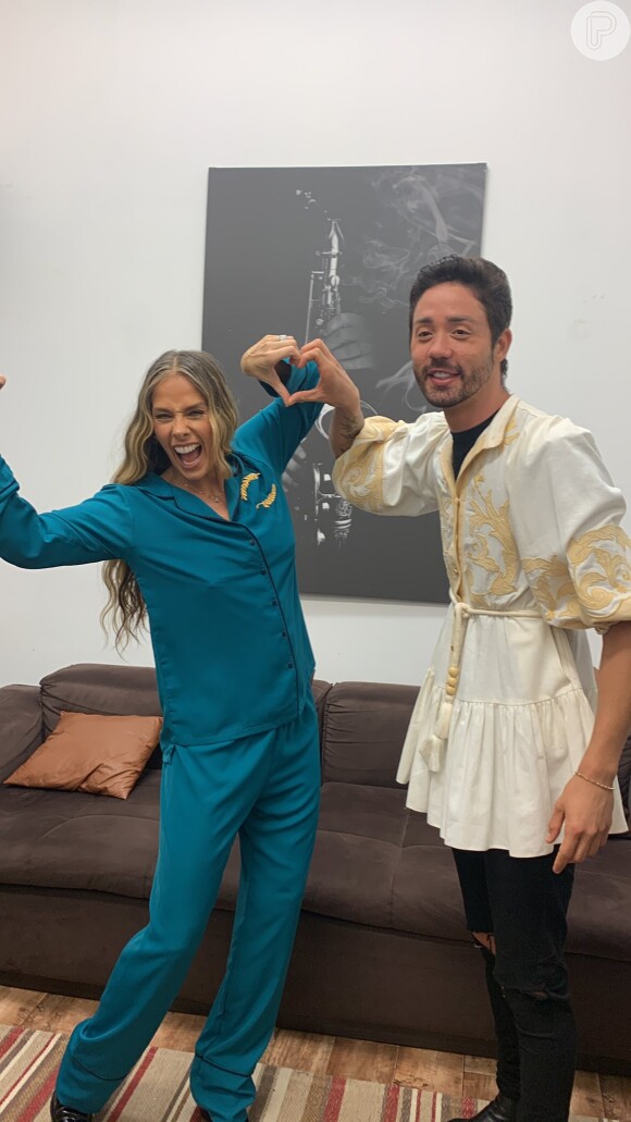 Rico Melquiades e Adriane Galisteu se divertiram nos bastidores após a final de 'A Fazenda 13' e o humorista ganhou um vestido da apresentadora