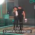 Adriane Galisteu contou no Instagram que dinheiro de Rico, pelo prêmio de 'A Fazenda 13', já está rendendo no banco patrocinador do reality