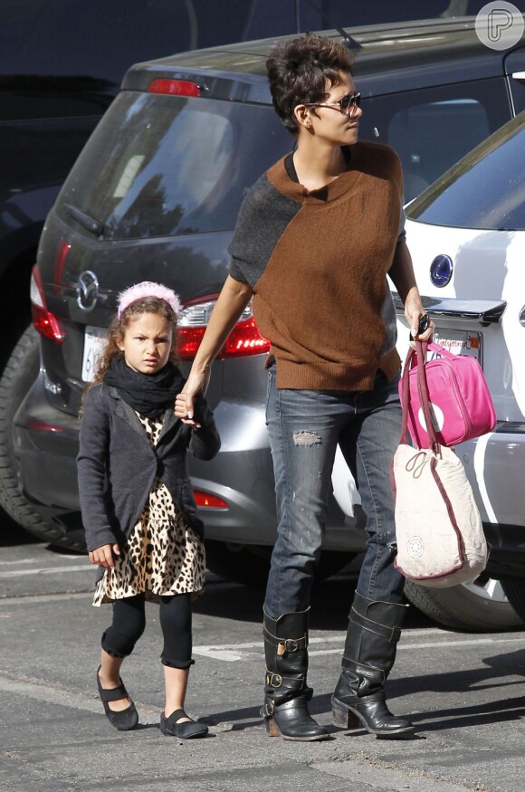 Halle Berry leva a filha, Nahla, à escola