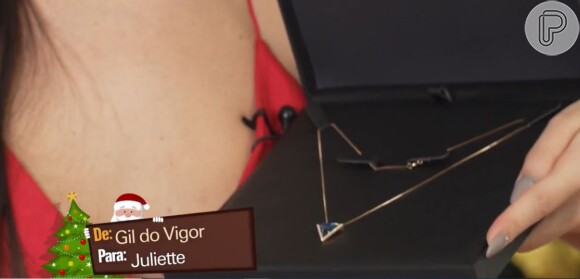 Juliette mostra o colar grifado da Vivara, escolhido por Gil do Vigor no Amigo Oculto/Secreto do 'Fantástico', e afirma que amou o presente