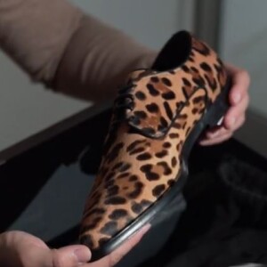 Gil do Vigor agradece Juliette pelo presente enviado no Amigo Oculto/Secreto do 'Fantástico' e afirma à produção que vai usar o sapato em todos os lugares