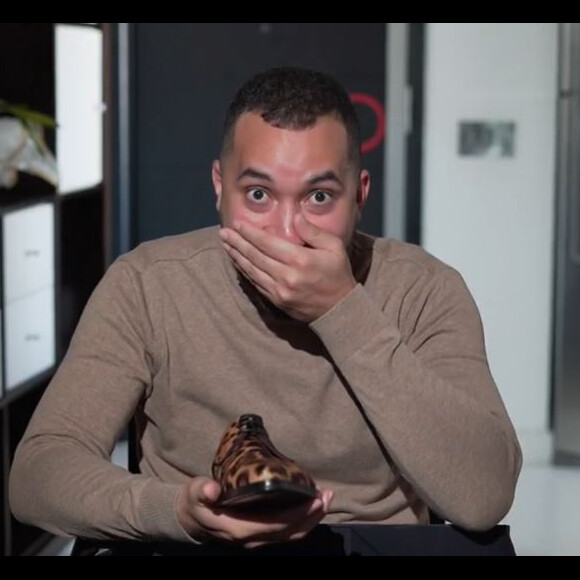 Gil do Vigor abre o presente enviado por Juliette no Amigo Oculto/Secreto do 'Fantástico' e solta um gritinho ao ver o sapato de animal print da marca Dolce & Gabbana