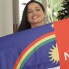 Juliette sorri ao mostrar as bandeiras de Pernambuco, estado de Gil do Vigor, e da Paraíba, terra natal da vencedora do 'BBB' unidas