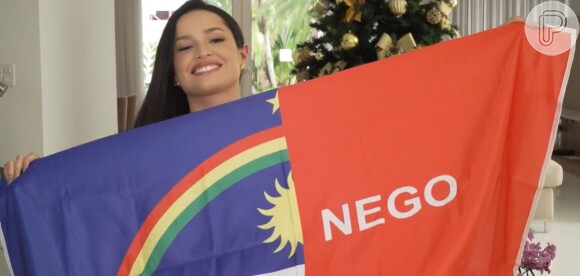 Juliette sorri ao mostrar as bandeiras de Pernambuco, estado de Gil do Vigor, e da Paraíba, terra natal da vencedora do 'BBB' unidas