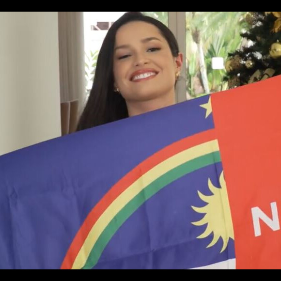 Juliette sorri ao mostrar as bandeiras de Pernambuco, estado de Gil do Vigor, e da Paraíba, terra natal da vencedora do 'BBB' unidas