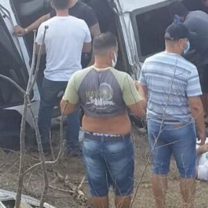 Acidente com equipe de Gusttavo Lima: a van que transportava os profissionais bateu contra um Fiat Uno e capotou