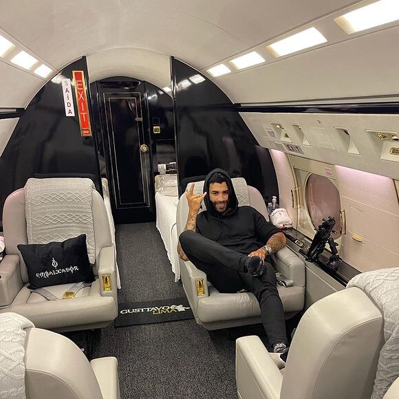 Gusttavo Lima costuma viajar de jatinho particular 