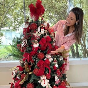 Thaís Fersoza mostra árvore de Natal decorada em detalhes e explica que ama as festas de fim de ano