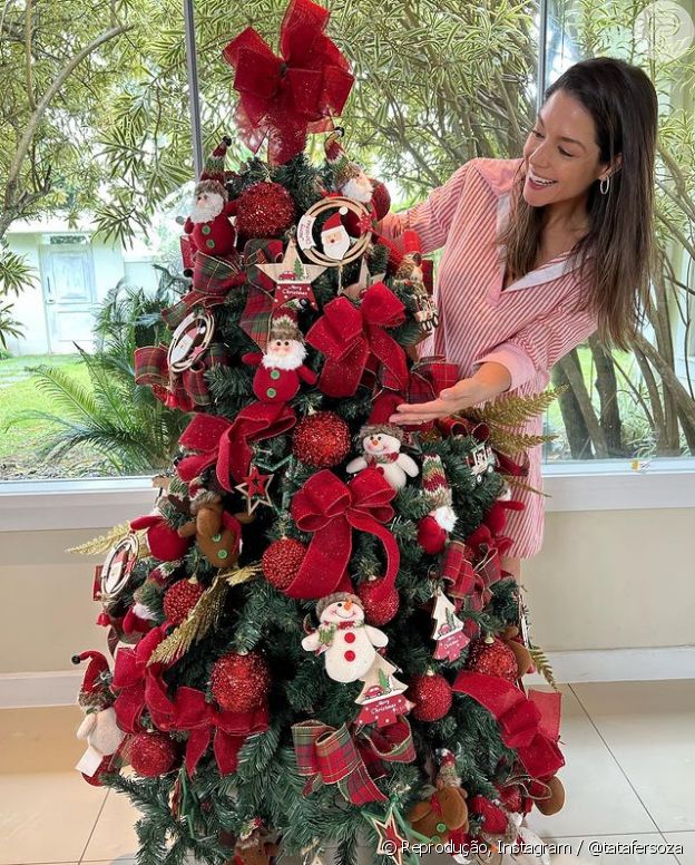Thaís Fersoza mostra árvore de Natal decorada em detalhes e explica que ama as festas de fim de ano