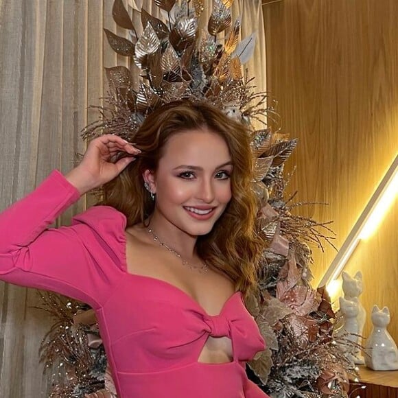 Natal 2021: Larissa Manoela celebra Natal antecipado com look all pink