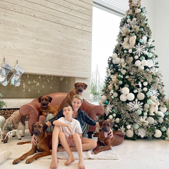 Natal 2021: Ana Hickmann e mais famosas fazem fotos ao lado do filhos para celebrar festas de fim de ano