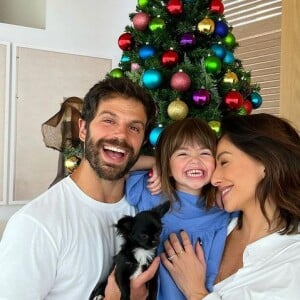 Natal 2021: Já Sabrina Sato Sato e Duda Nagle preferiram fazer a tradicional foto em família na frente da árvore de Natal