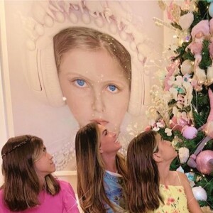 Natal 2021: Giovanna Antonelli posou com as filhas Sofia e Antônia, as três na mesma posição, olhando para a árvore de natal